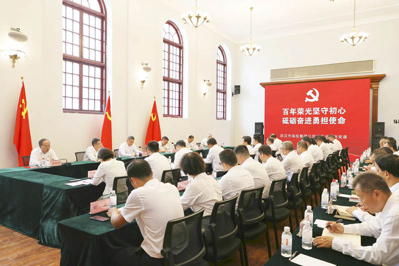 2023年7月1日，市城投集團(tuán)公司黨委開展“七一”主題黨日活動(dòng)，集團(tuán)公司黨委書記、董事長(zhǎng)余新民現(xiàn)場(chǎng)講授黨課。.jpg
